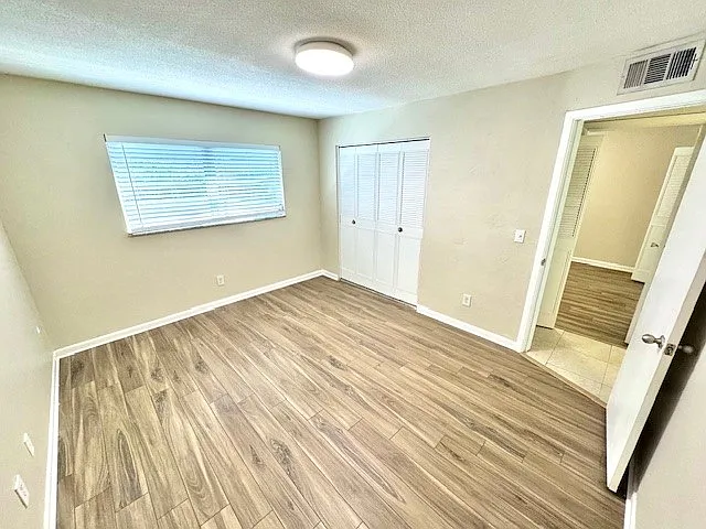Devon Manor Apartments — Photo 13