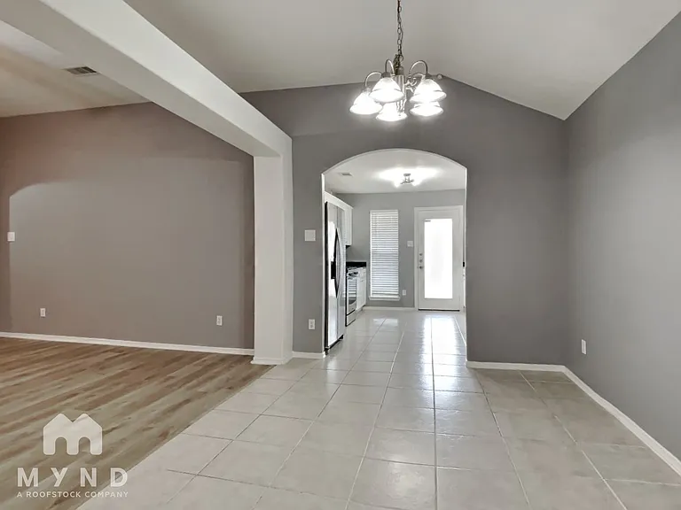 1815 Sherwood Forest Cir — Photo 10