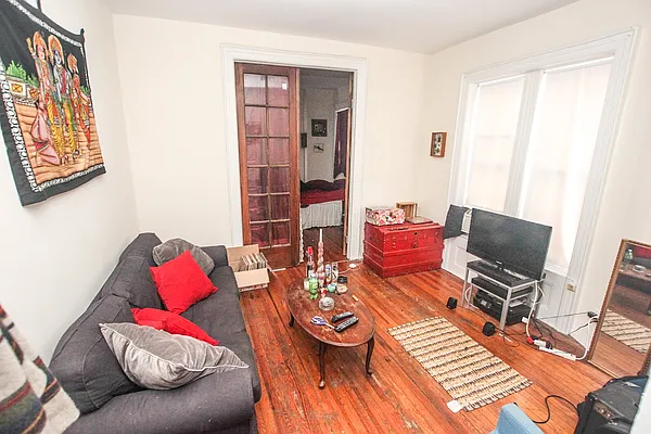 Rented by Jonis Realty | media 4