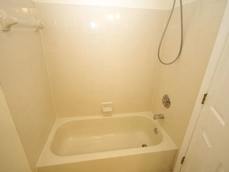 1002 Jessicas Ct #J — Photo 18