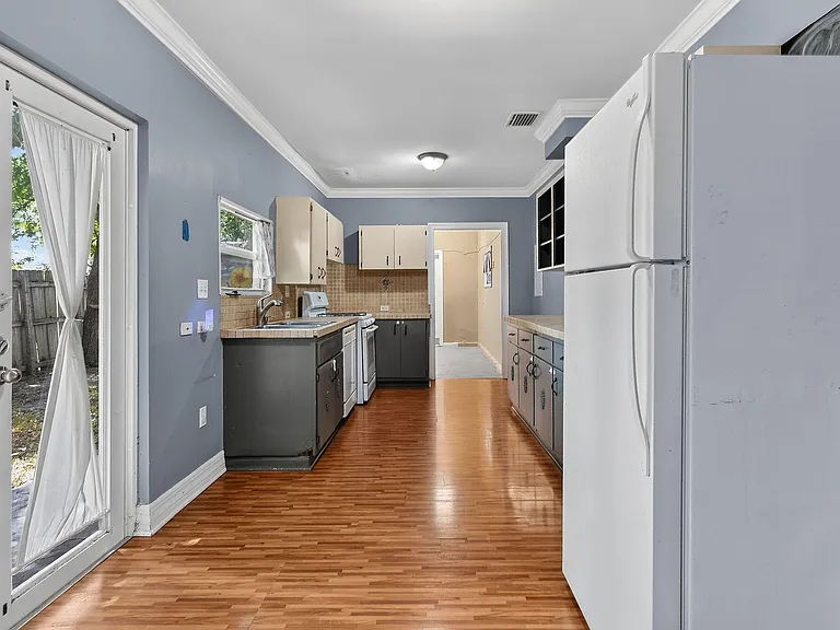 1005 Selkirk St — Photo 12
