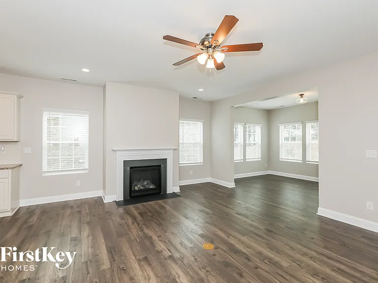 2607 Whispering Way — Photo 3