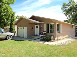 916 3rd St NE, Watertown, SD 57201