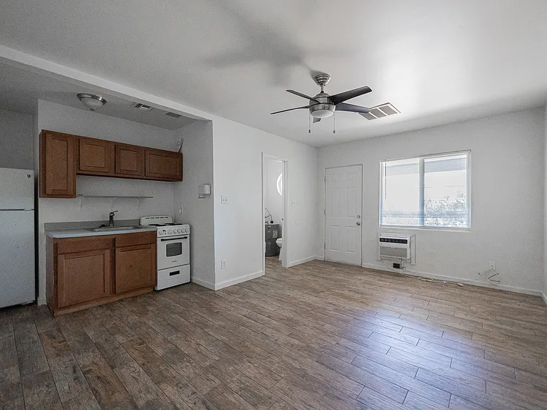 1505 E Harvard St — Photo 7