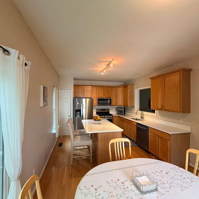 3 bed, 3.0 bath, 2148 sqft, $3,550 — Photo 4