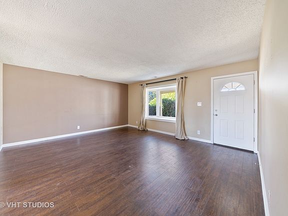 3rd image of 619 Lincolnwood Dr