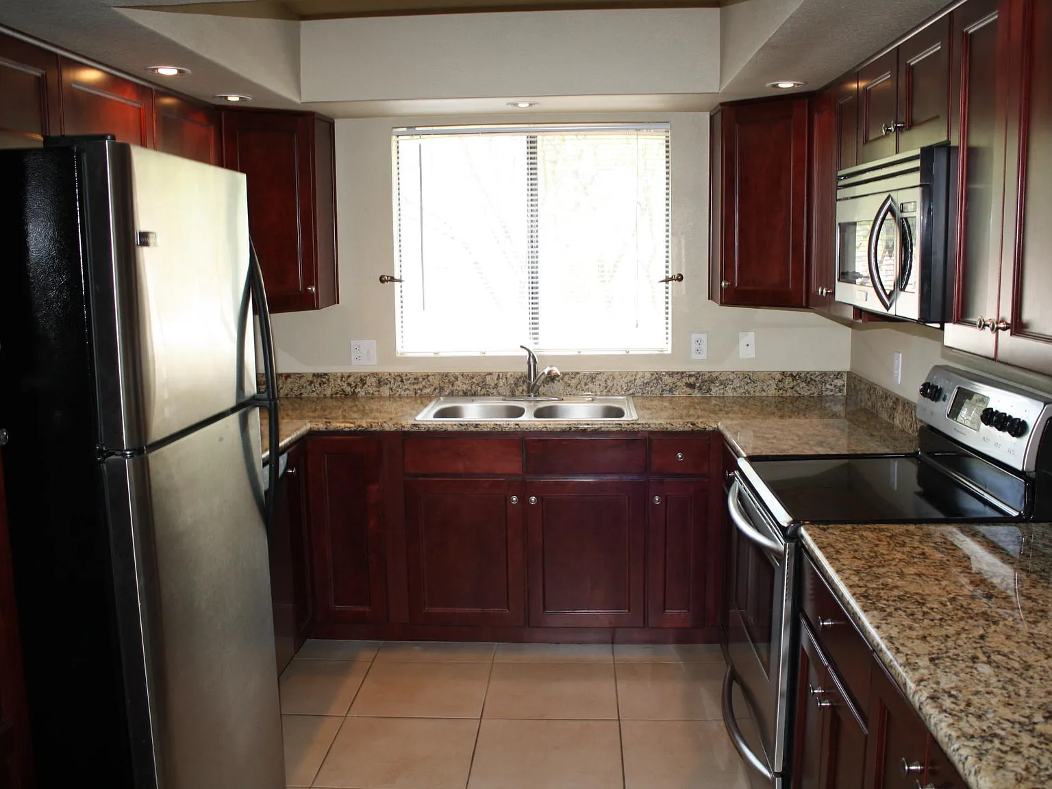 2 bed, 2.0 bath, 978 sqft, $1,345 — Photo 3
