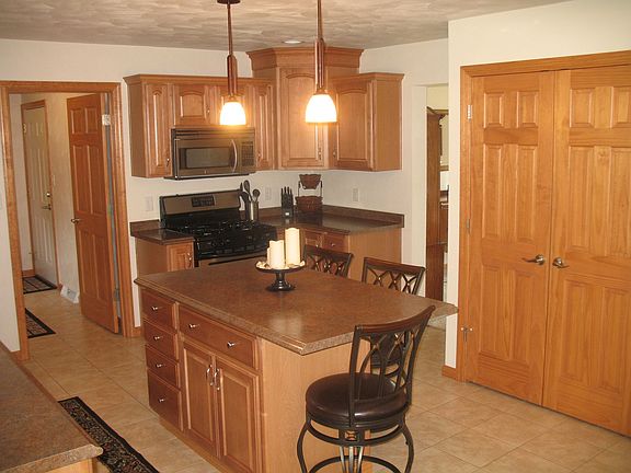 Large Island with Seating
