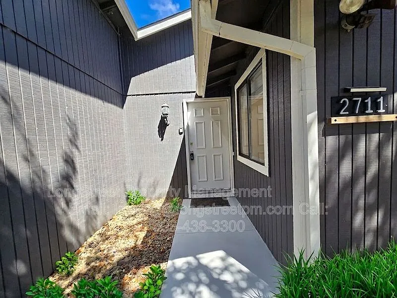 4 bed, 1.0 bath, 1056 sqft, $2,595 — Photo 2