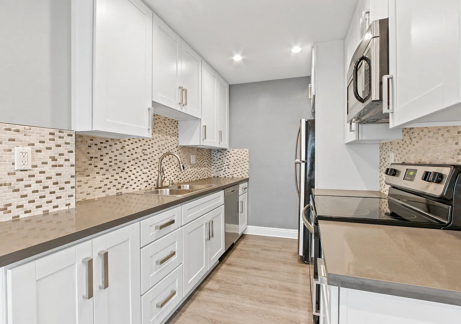Laurel Towers — Photo 1