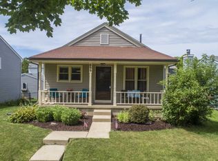 899 Britta Ln, Geneva, IL 60134