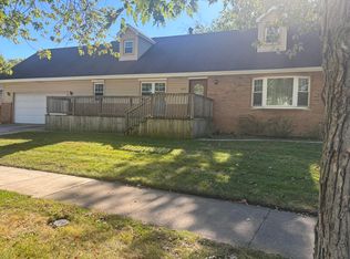 425 Sherwood Dr, Crown Point, IN 46307