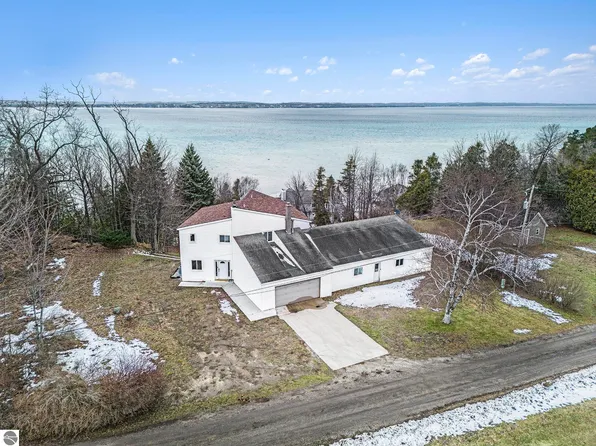 15825 Upper Birch Dr, Traverse City, MI 49686