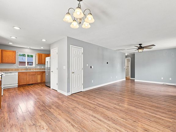 3rd image of 403 Broadview Dr