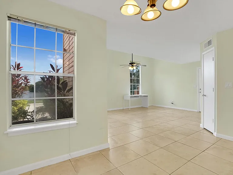 1385 Crystal Way #M — Photo 9