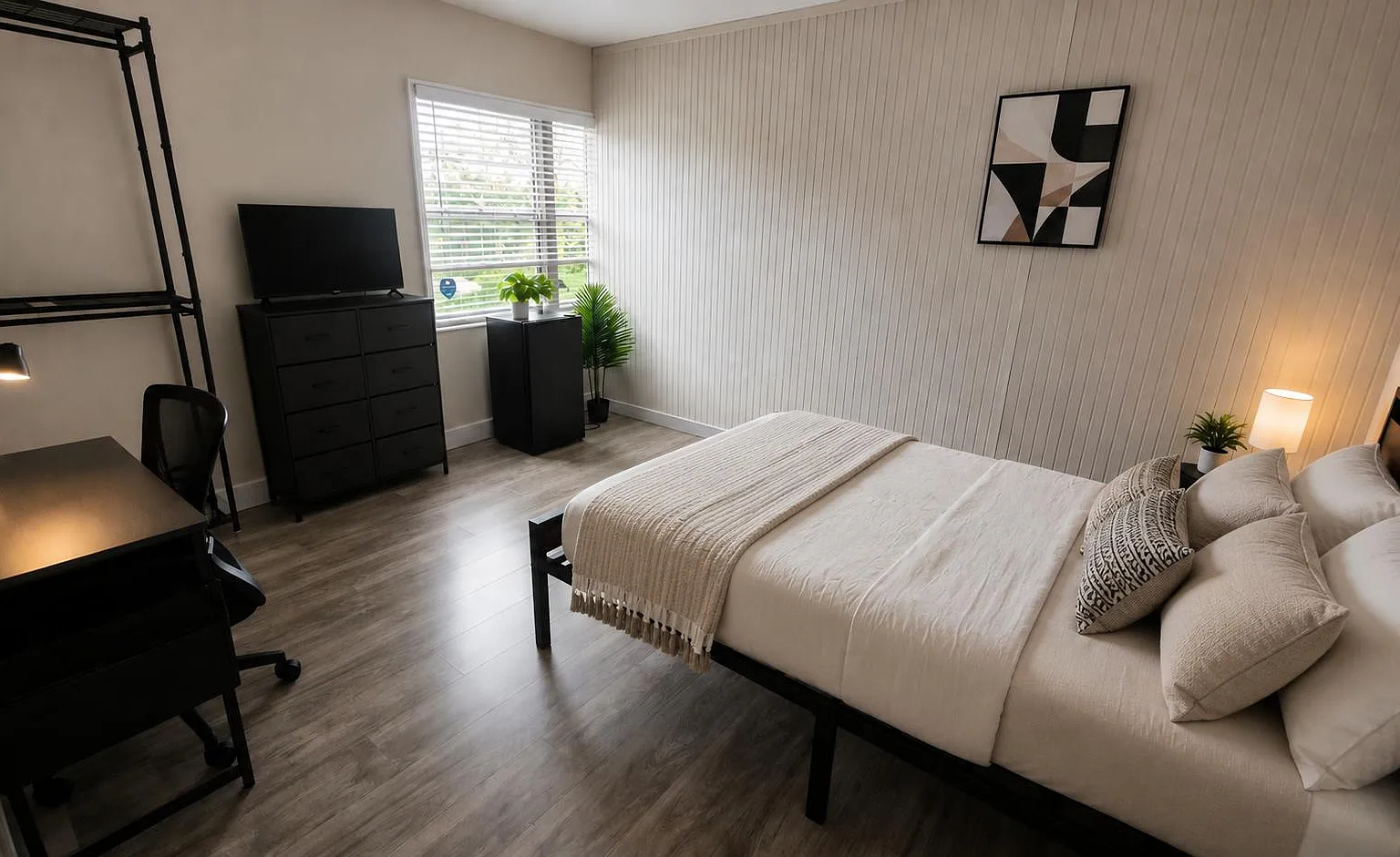 4 bed, 3.0 bath, 100 sqft, $923 — Photo 1