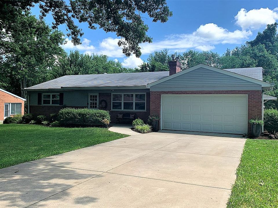 1st image of 961 Lakeshore Dr
