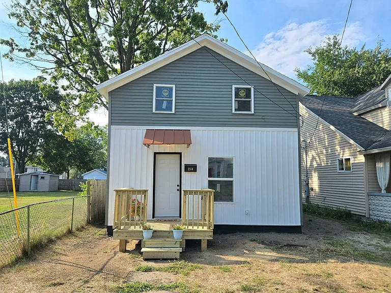 214 Catherine Ave — Photo 1
