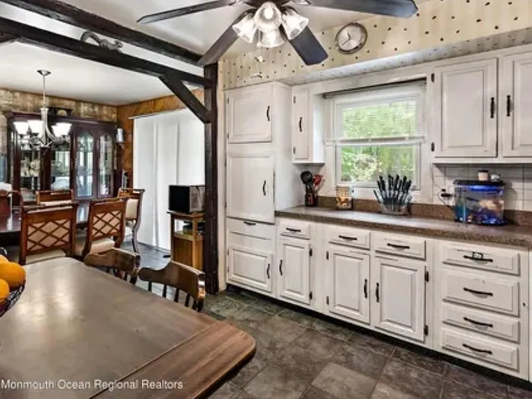 404 Chandler Rd — Photo 2