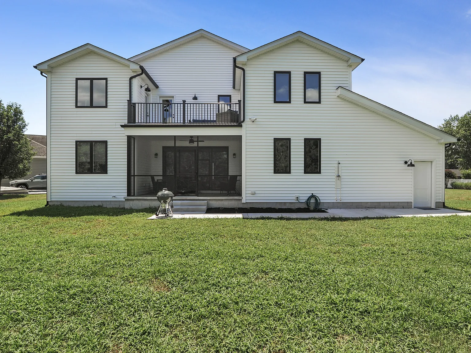 4 bed, 3.5 bath, 2470 sqft, $3,710 — Photo 3