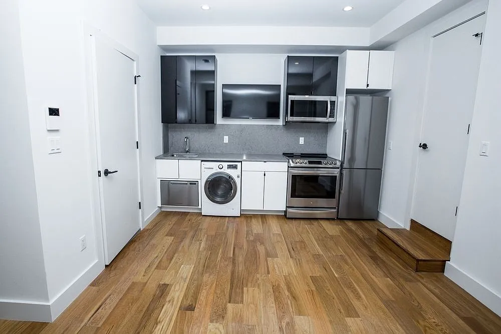 144 E 24th St APT Penthouse photo 1