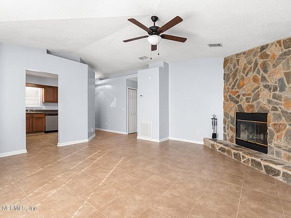 4th image of 571 CAMELIA Street
