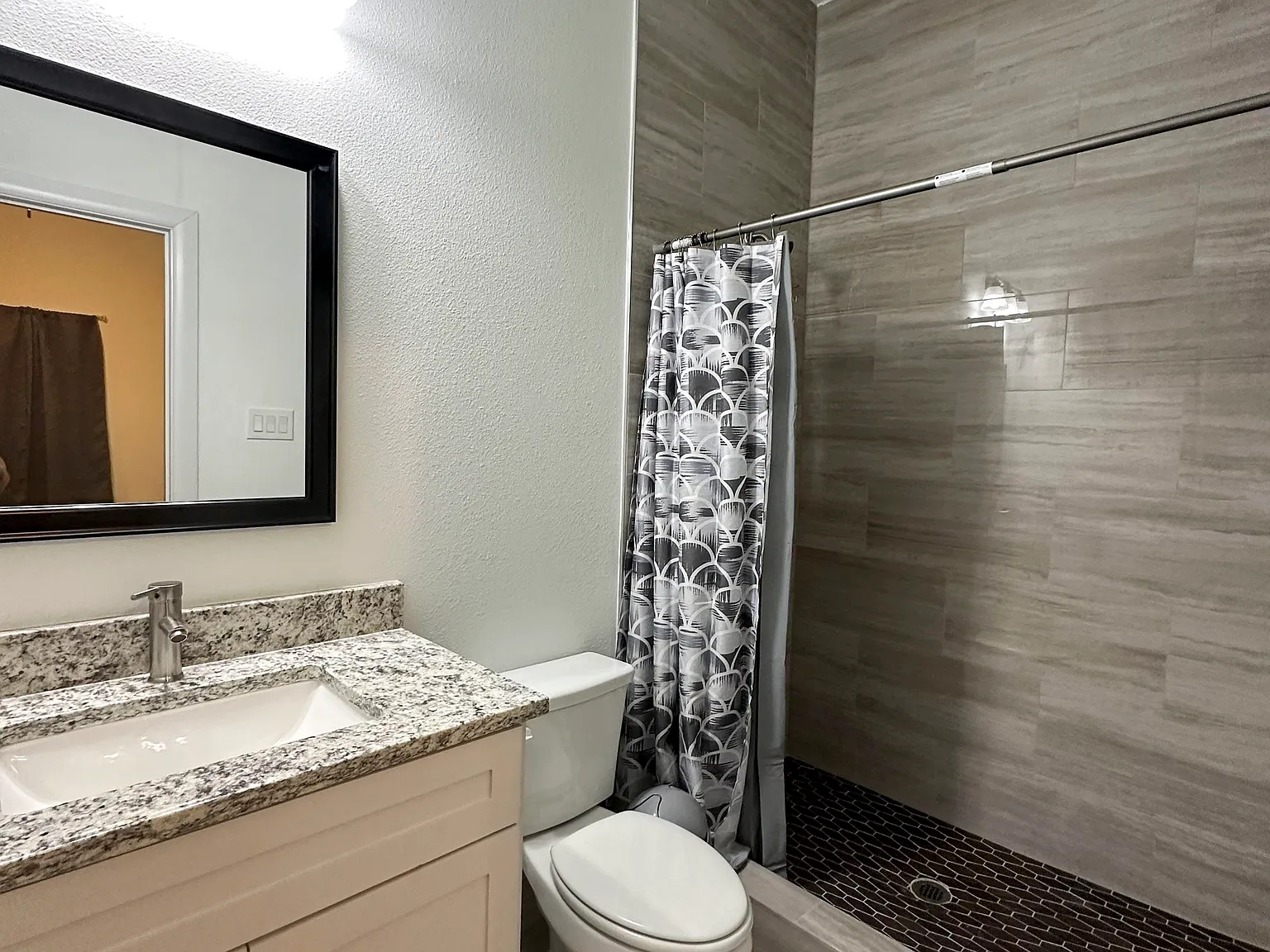 4 bed, 4.0 bath, 2200 sqft, $1,070 — Photo 2