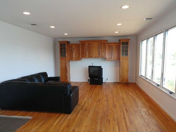 5th image of 49 Crescent Cove Ct