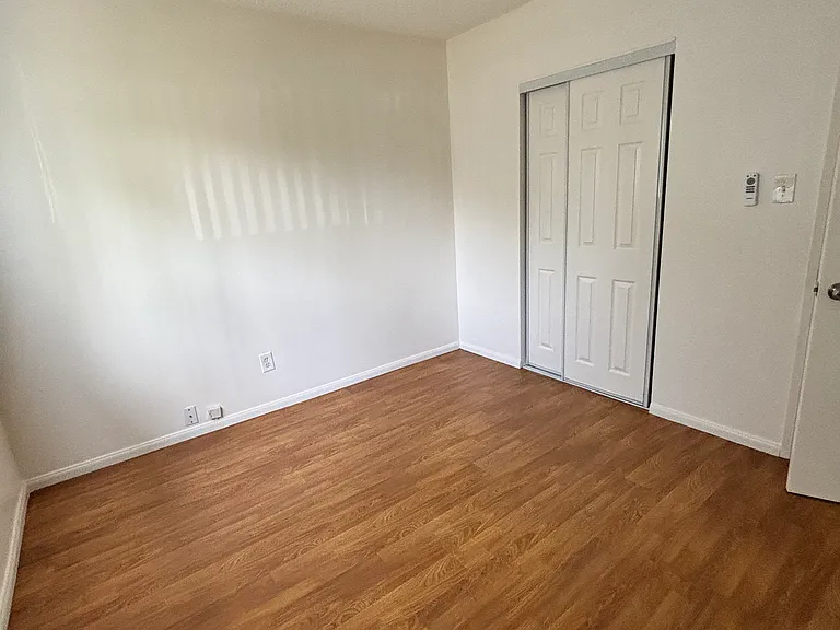 910 E Elk Ave — Photo 11