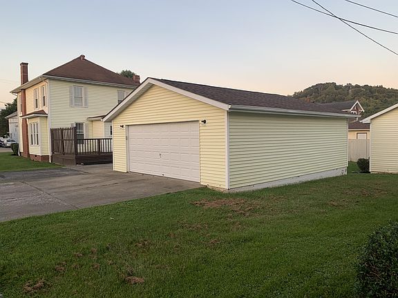5th image of 831 Barbara St