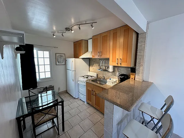 913 N Fairfax Ave #10 — Photo 2