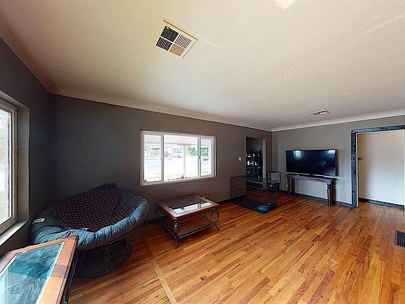 4th image of 302 Birdwell St