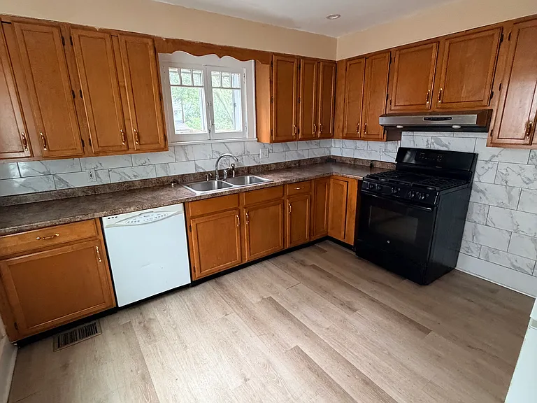 2295 Dewey Ave #1 — Photo 9