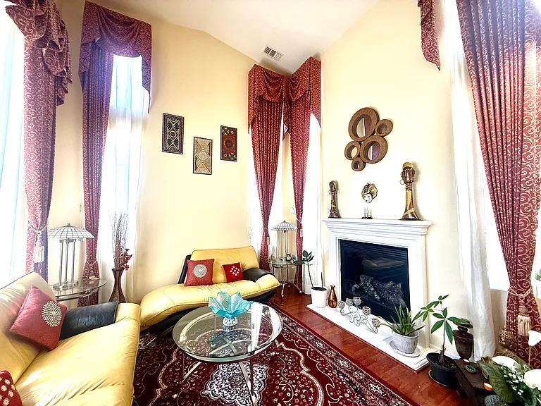 1176 Thornbury Ln — Photo 3