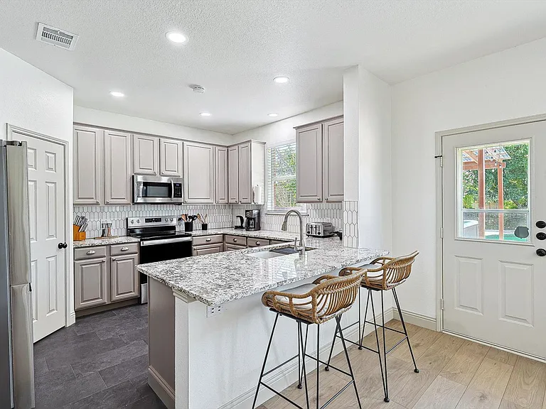 1049 Pullman Dr — Photo 15