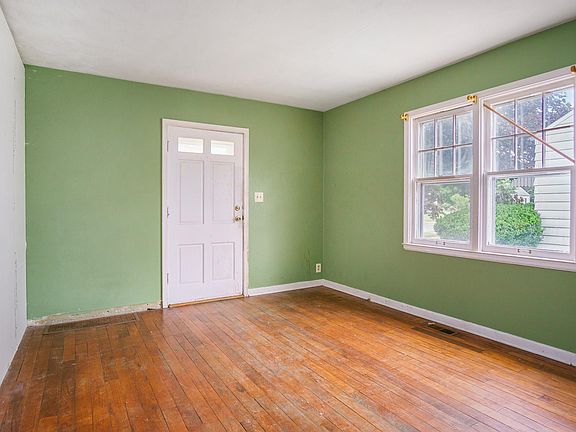3rd image of 19746 Detroit Ave