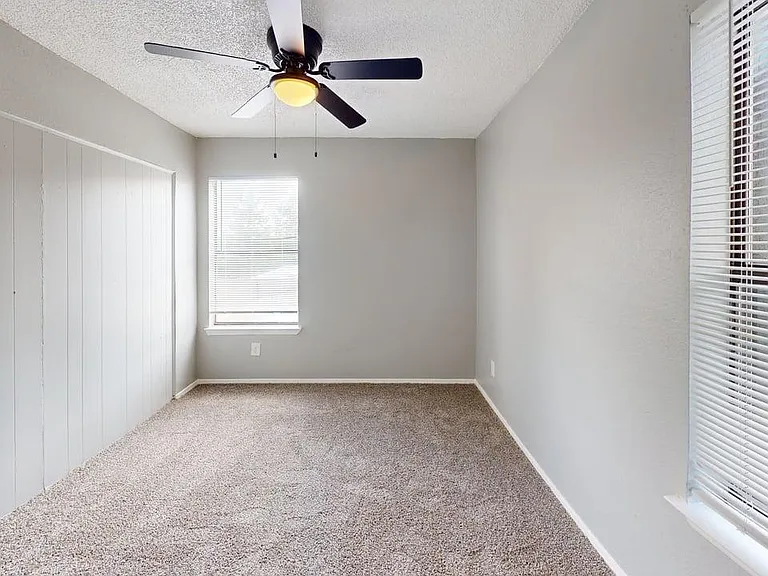 Davis Square Apartments — Photo 29