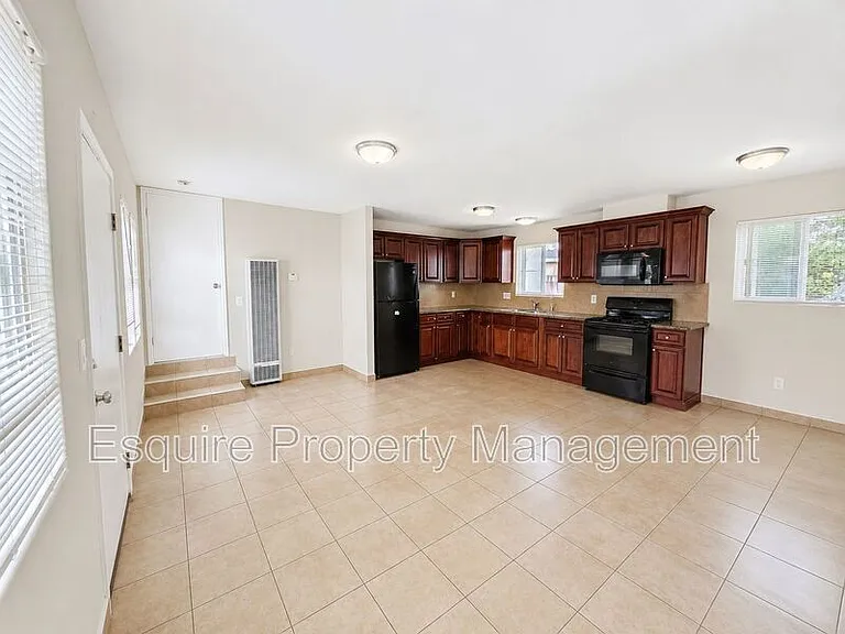 1263 S Oxnard Blvd #7 — Photo 2