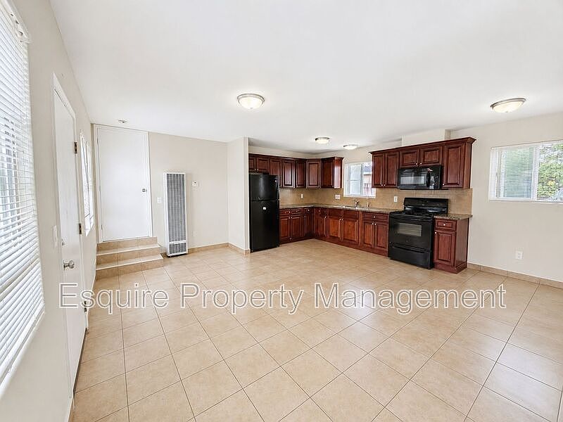 2nd image of 1263 S Oxnard Blvd #7
