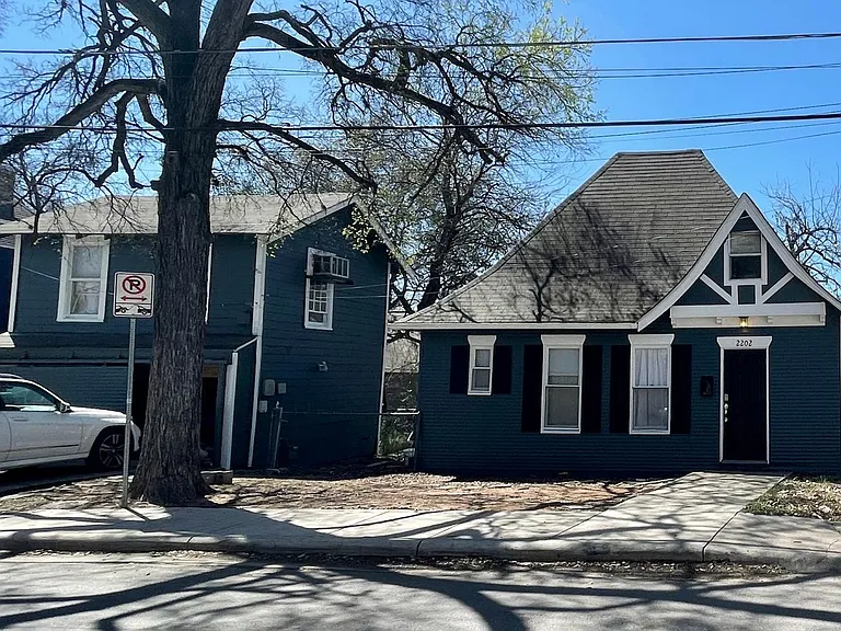 2202 Leon St — Photo 3