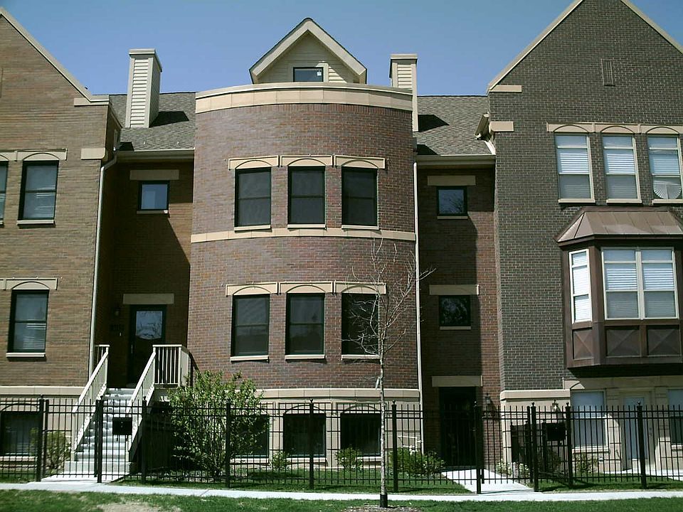 4 bedroom 3.5 bath rowhouse on Drexel Blvd