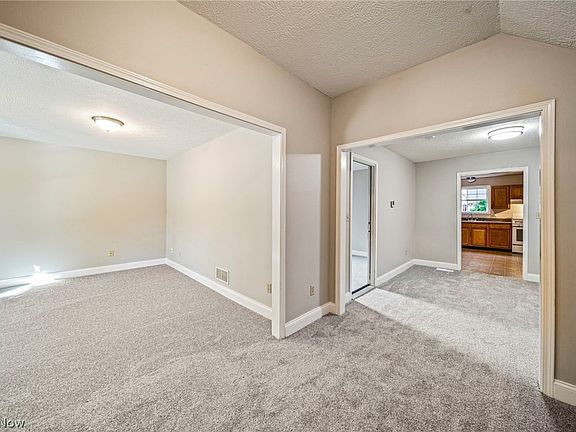 4th image of 585-583 E Buchtel Ave