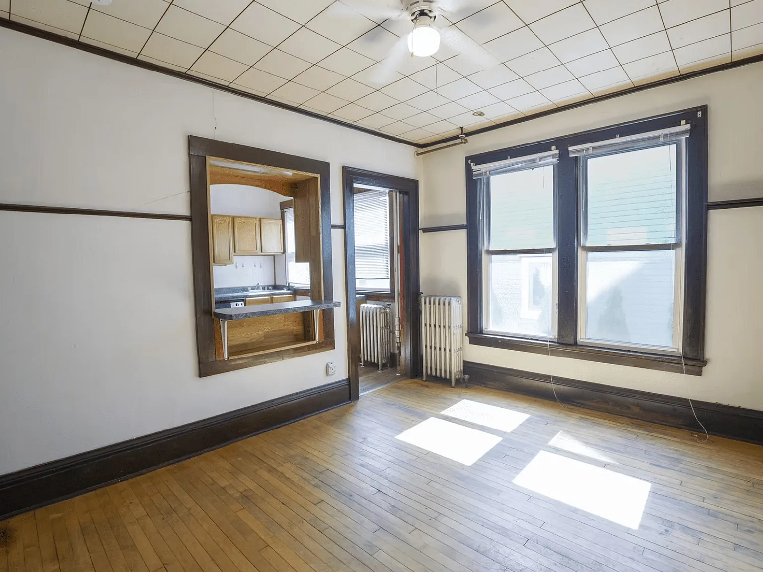 409 W. Washington Ave - Spacious 4 bedroom, 2 Bath Apartment Near UW-Madison - Heat Included — Photo 4