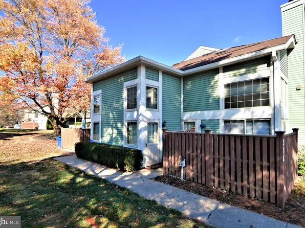 318 Green Meadow Ln, Horsham, PA 19044