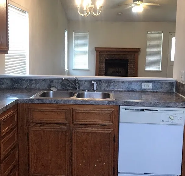 1102 Creek St — Photo 4