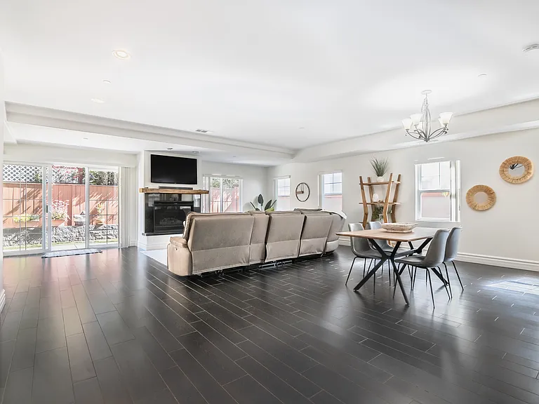 215 Alexander Ct — Photo 11