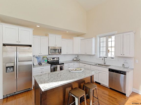 5th image of 76 Cypress St
