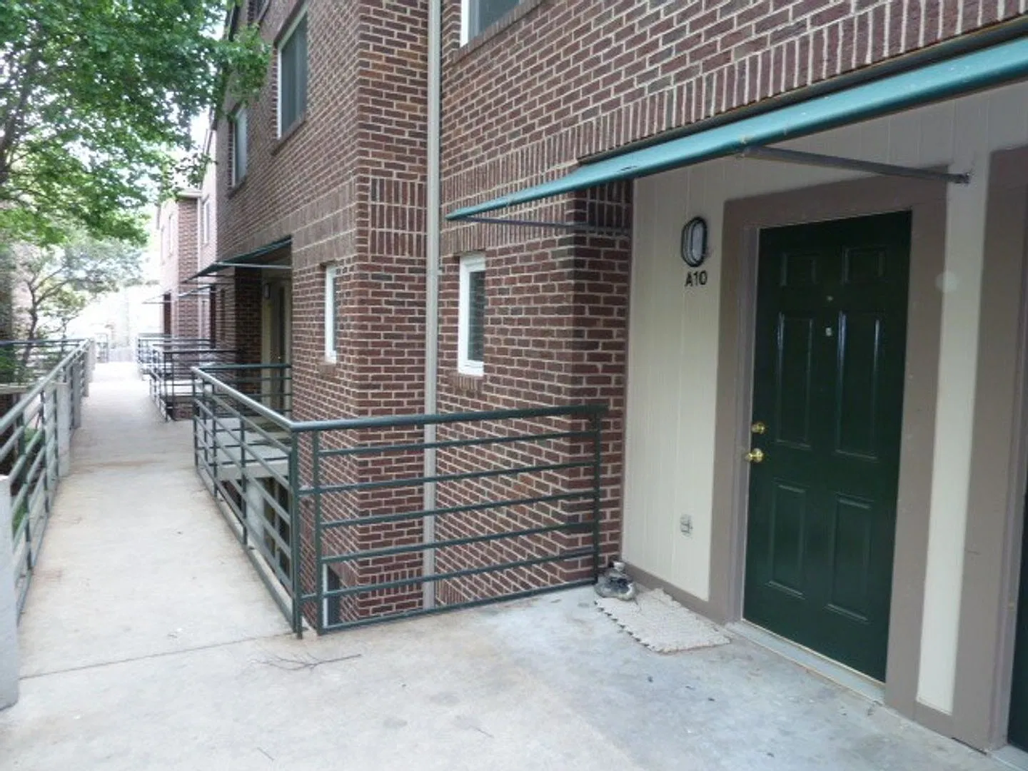 Upper level town-home style 2br condo in Chancellor Square - Available in June! — Photo 4