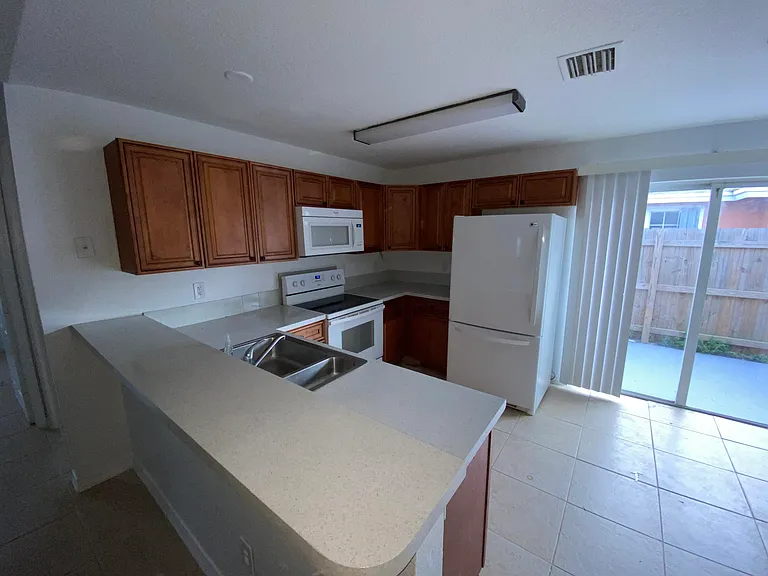 618 NE 1st St #B — Photo 1