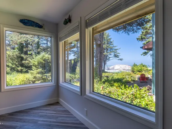 535 NW Spencer Ave, Depoe Bay, OR 97341